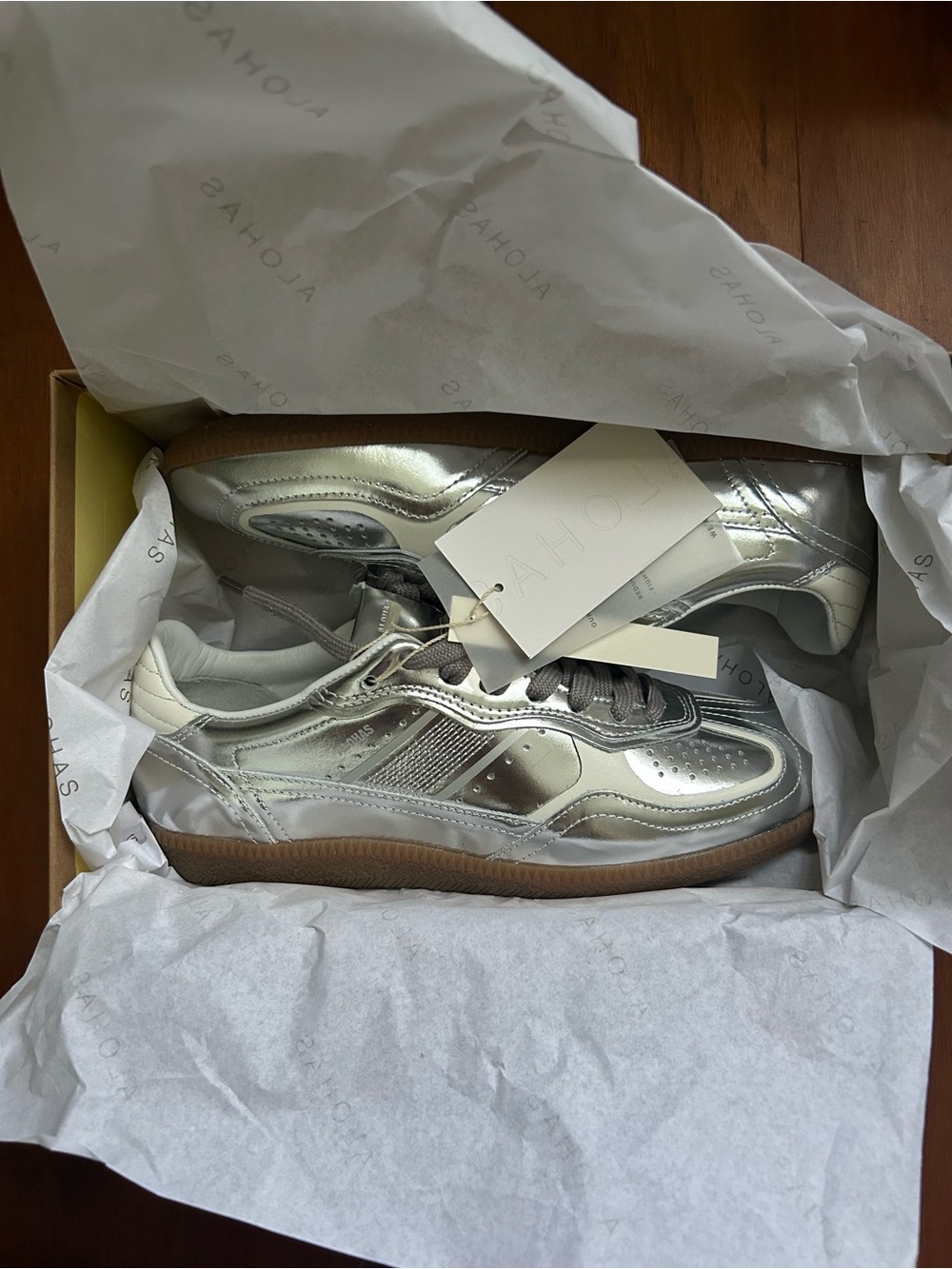 ALOHAS Metallic Silver Low-Top Sneakers with Gum Sole